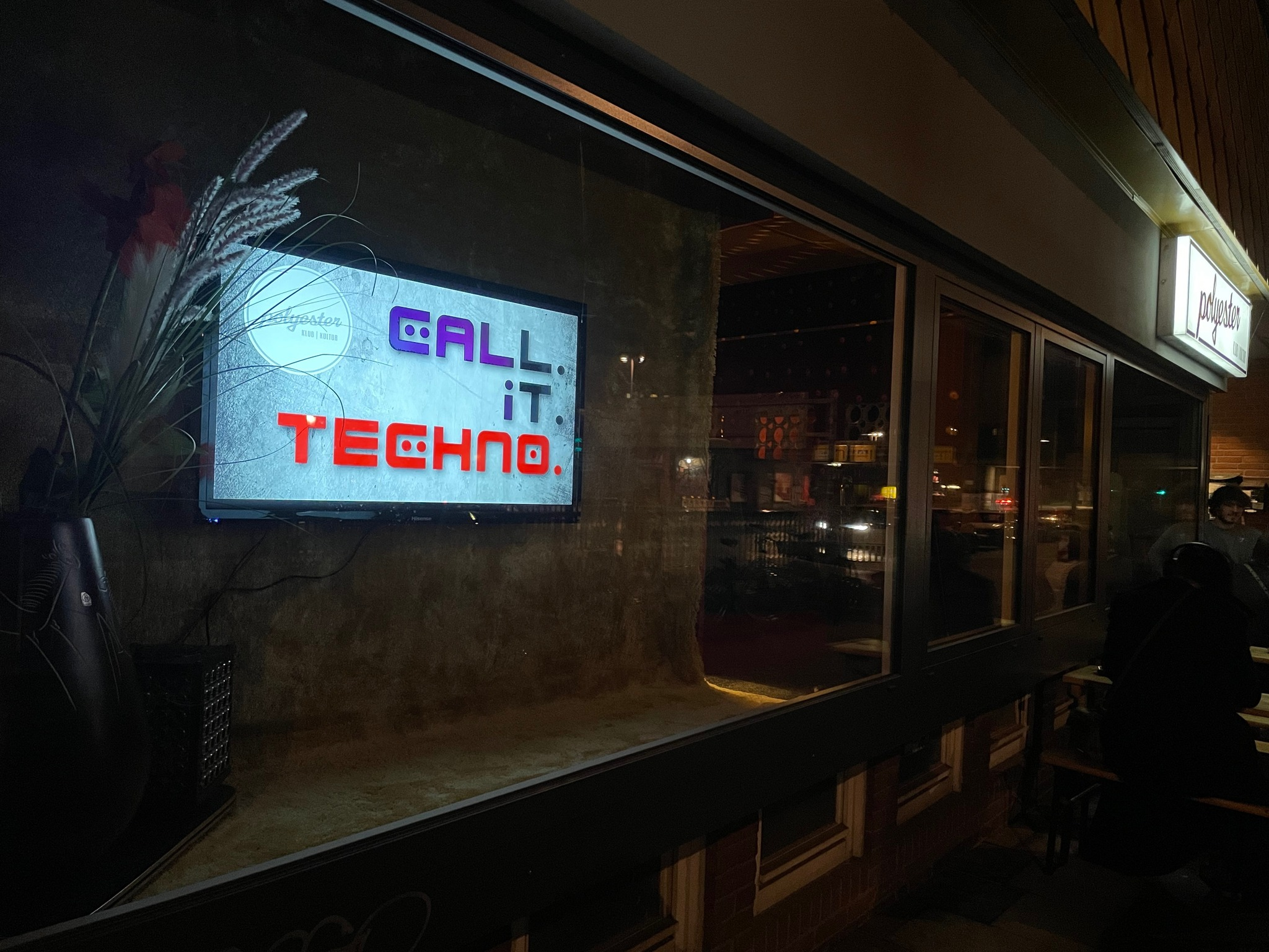 Maestro TV Schaufenster Installation