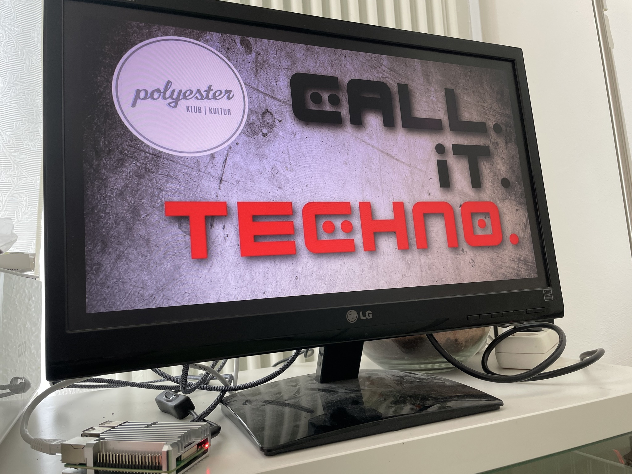 Maestro TV im Club Polyester